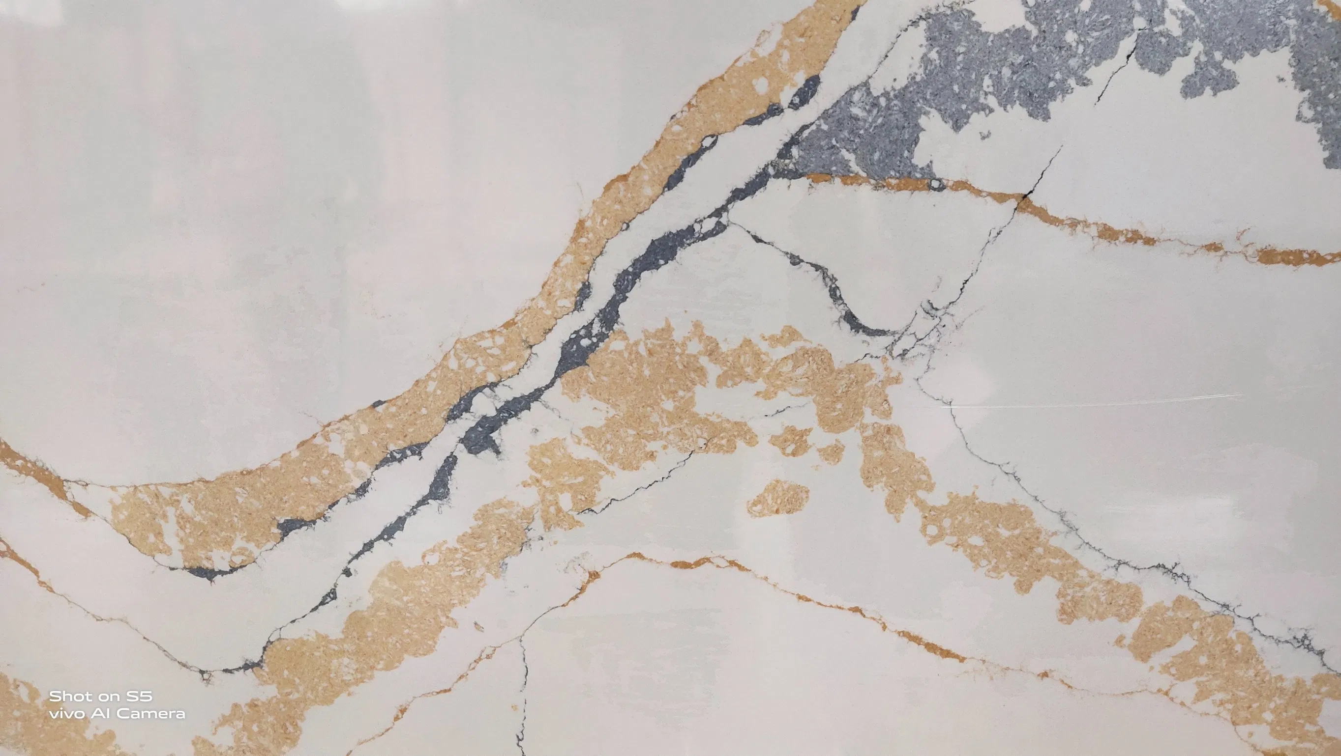 Mountain Veins White Calacatta Quartz Stone Slab with Competitive Price