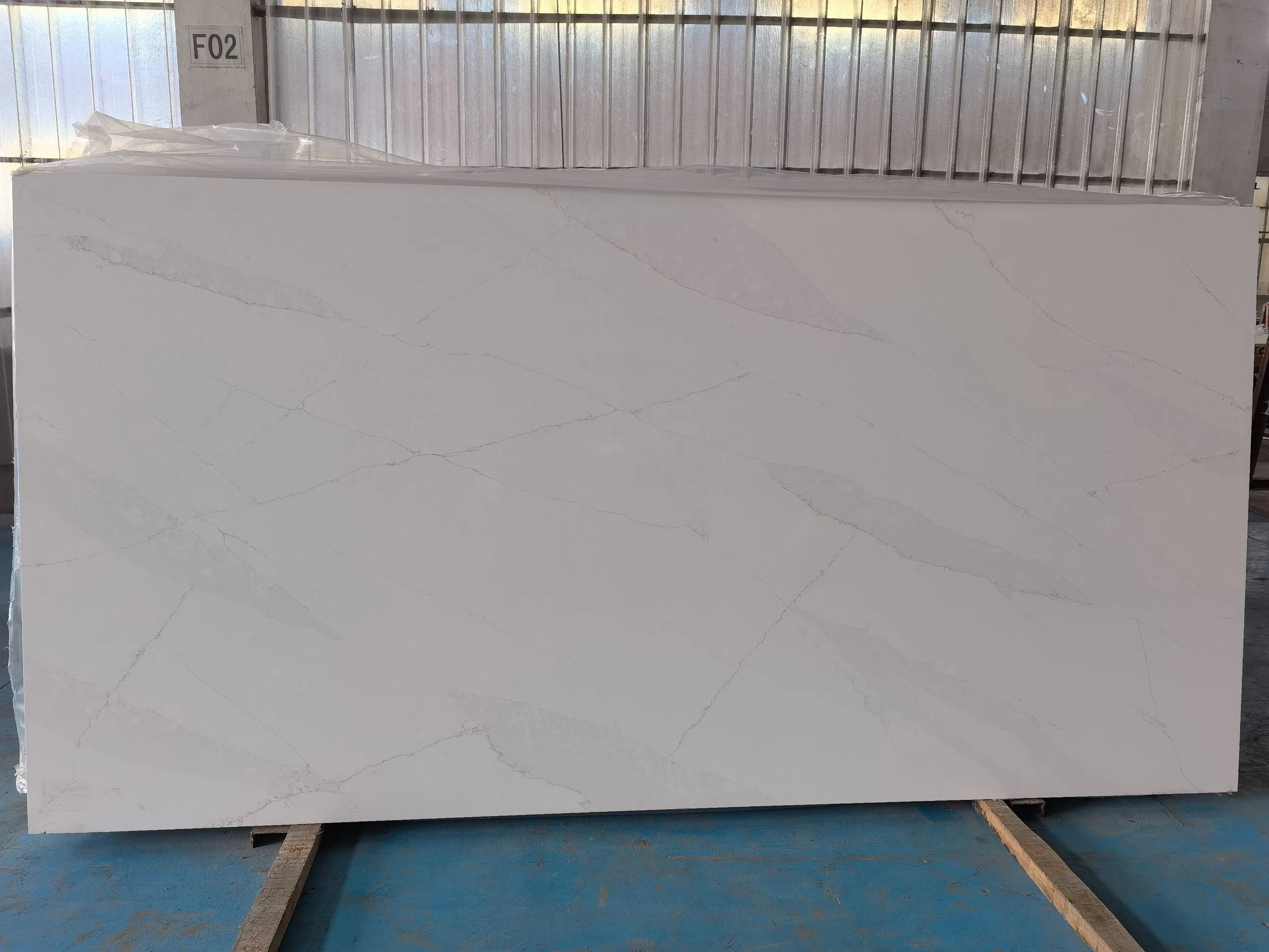 China 3200X1600mm Calacatta Quartz Slabs for Countertops/Islandtops/Bathroom Vanity/Wall Cladding/Floor Customized