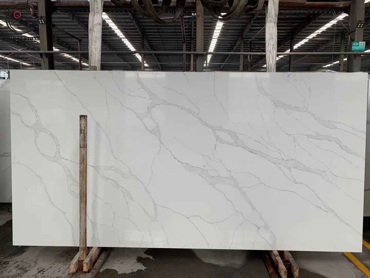 White Artificial Calacatta Quartz Stone Slab with Noble Veins