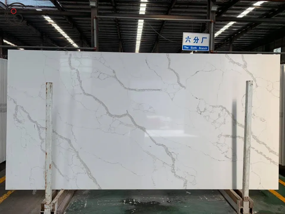 White Artificial Calacatta Quartz Stone Slab with Noble Veins