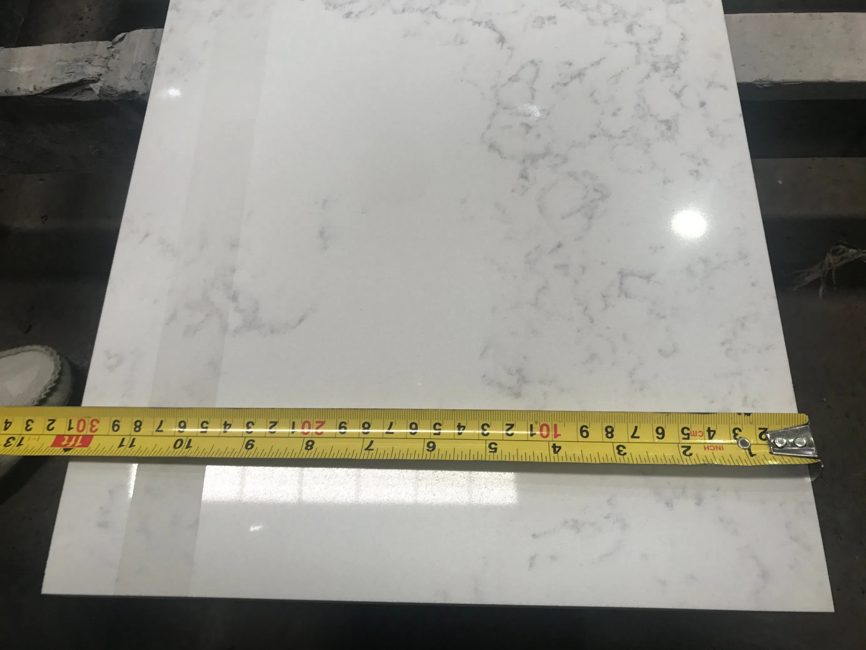 Luxury Carrara White Quartz Countertops with Polished Grains for Pure Color Hotel and Hospital Designs