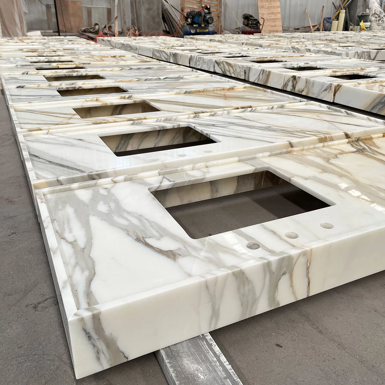 Modern New Design Artificial Quartz Marble Calacatta Countertop Vanity Top in Bathroom Vanities