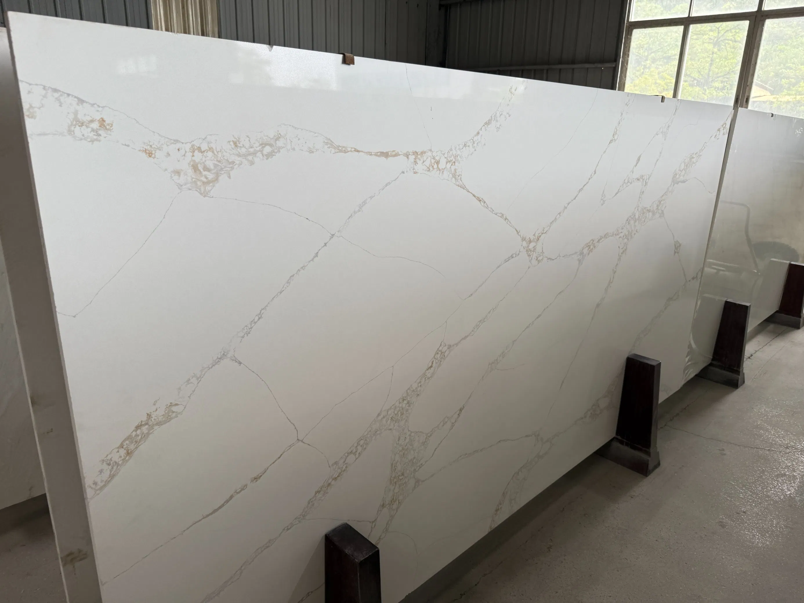 Wholesale Artificial Calacatta 20/30mm Quartz Slabs for Countertops &amp; Vanity