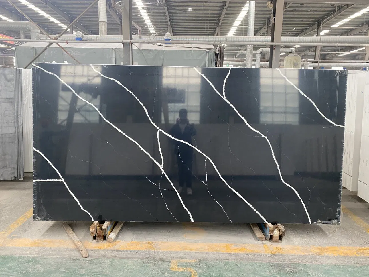 Black Artificial Marble Calacatta Quartz Stone Slab Used for Kitchen Countertops