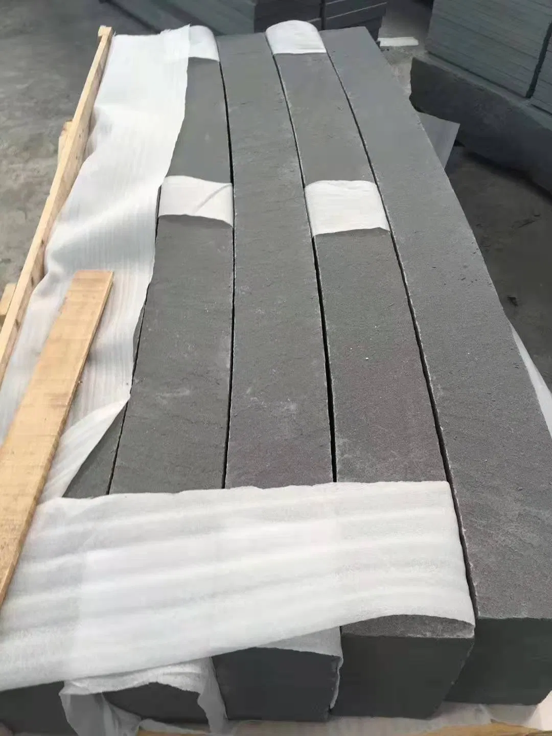 Natural Surface Irregular Size Black Sandstone for Wall Decoration