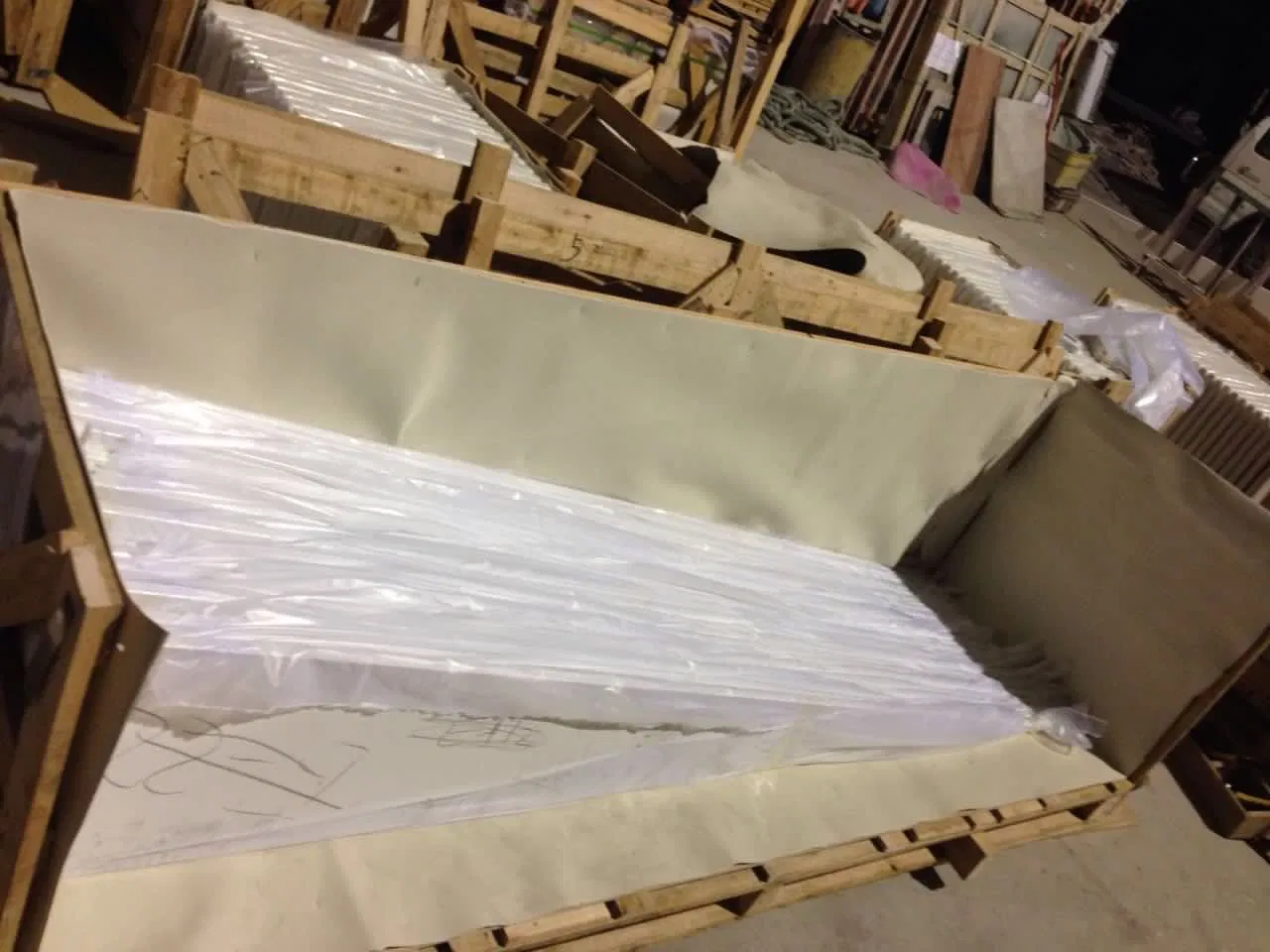 Hot Sale Pure White Customized Engineered Quartz Countertop Kitchen Bathroom for interiors/indoor decoration