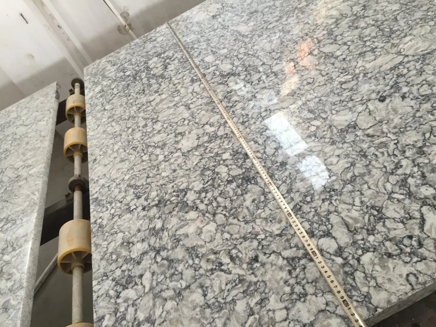 White Veined Engineered Quartz Stone Slab for Sale