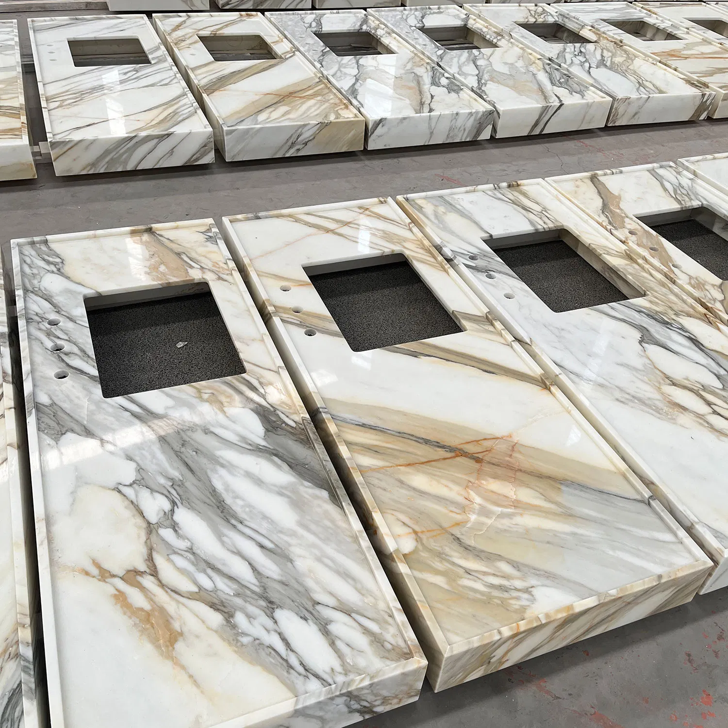 Modern New Design Artificial Quartz Marble Calacatta Countertop Vanity Top in Bathroom Vanities