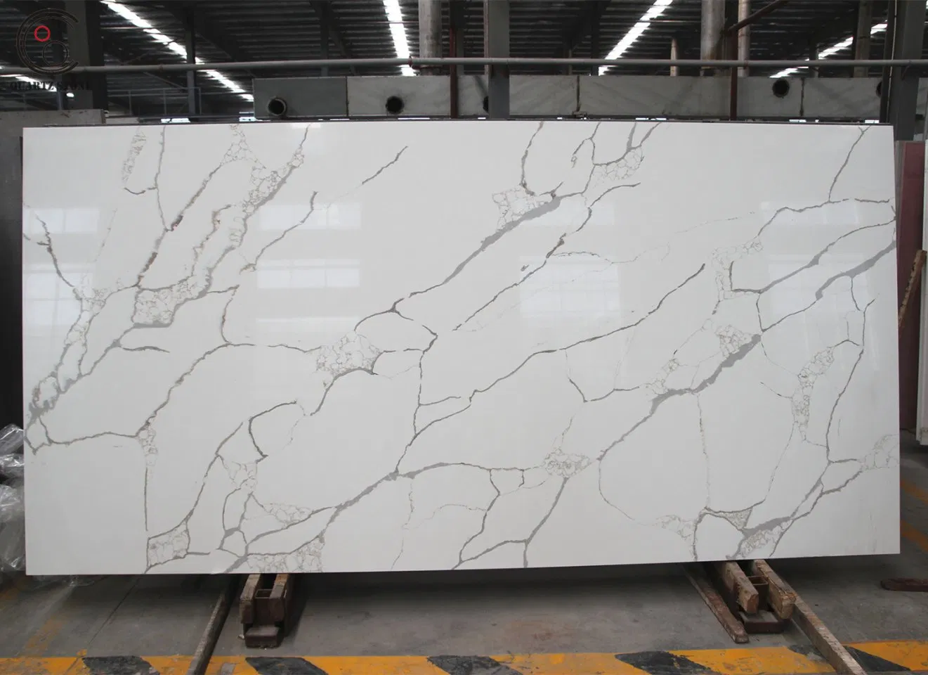 Calacatta and Marble-Like Veined Quartz Slab