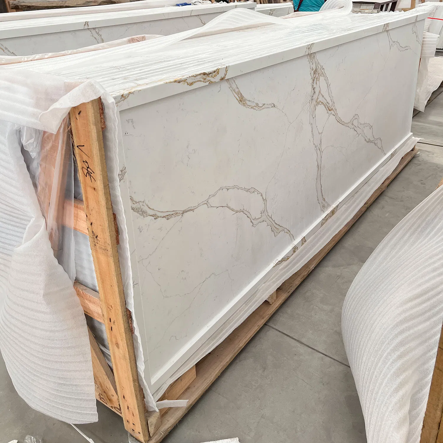 Hot Sale Factory Price Calacatta Gold Quartz Stone Countertops Slabs
