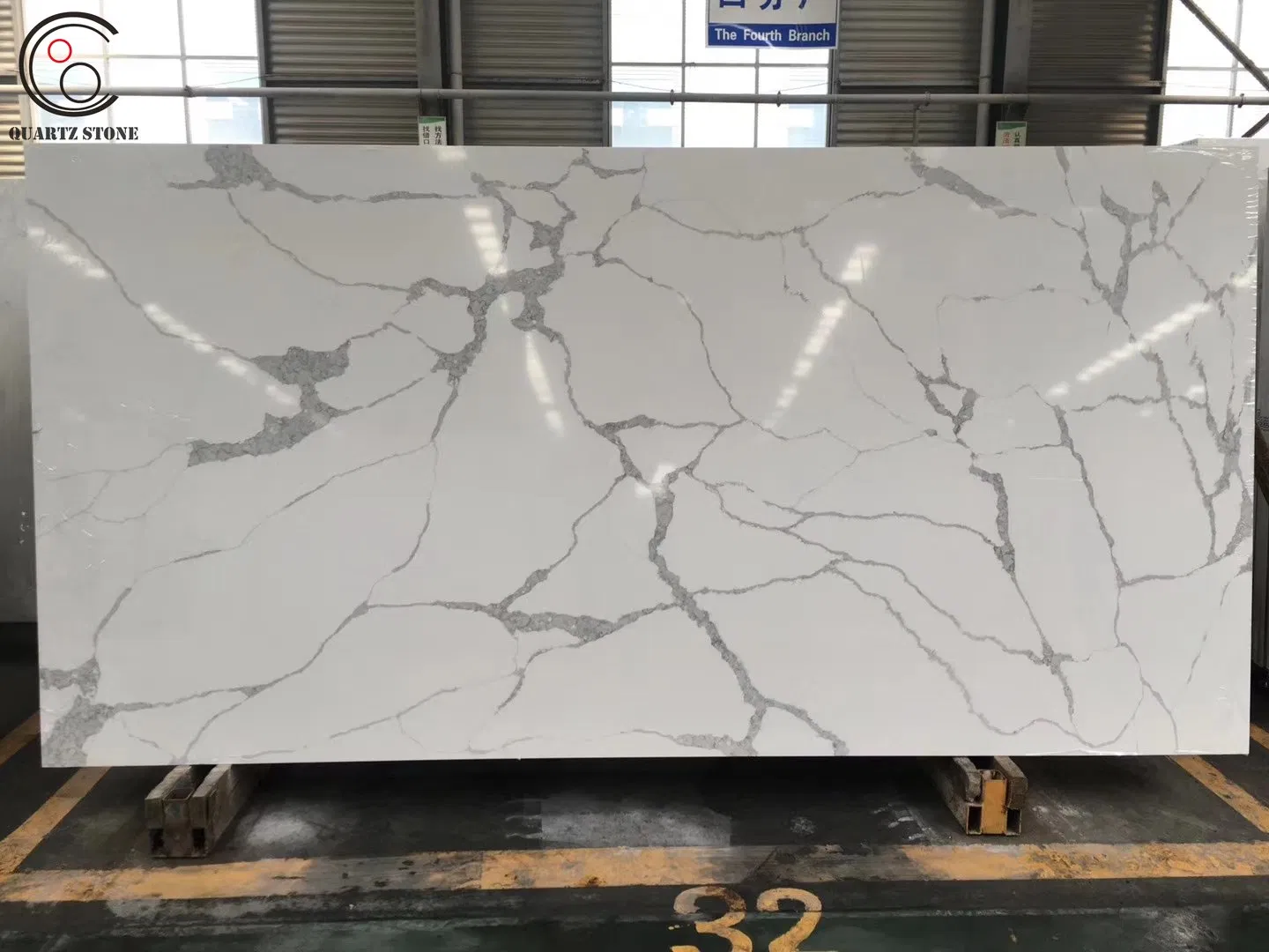 White Artificial Calacatta Quartz Stone Slab with Noble Veins