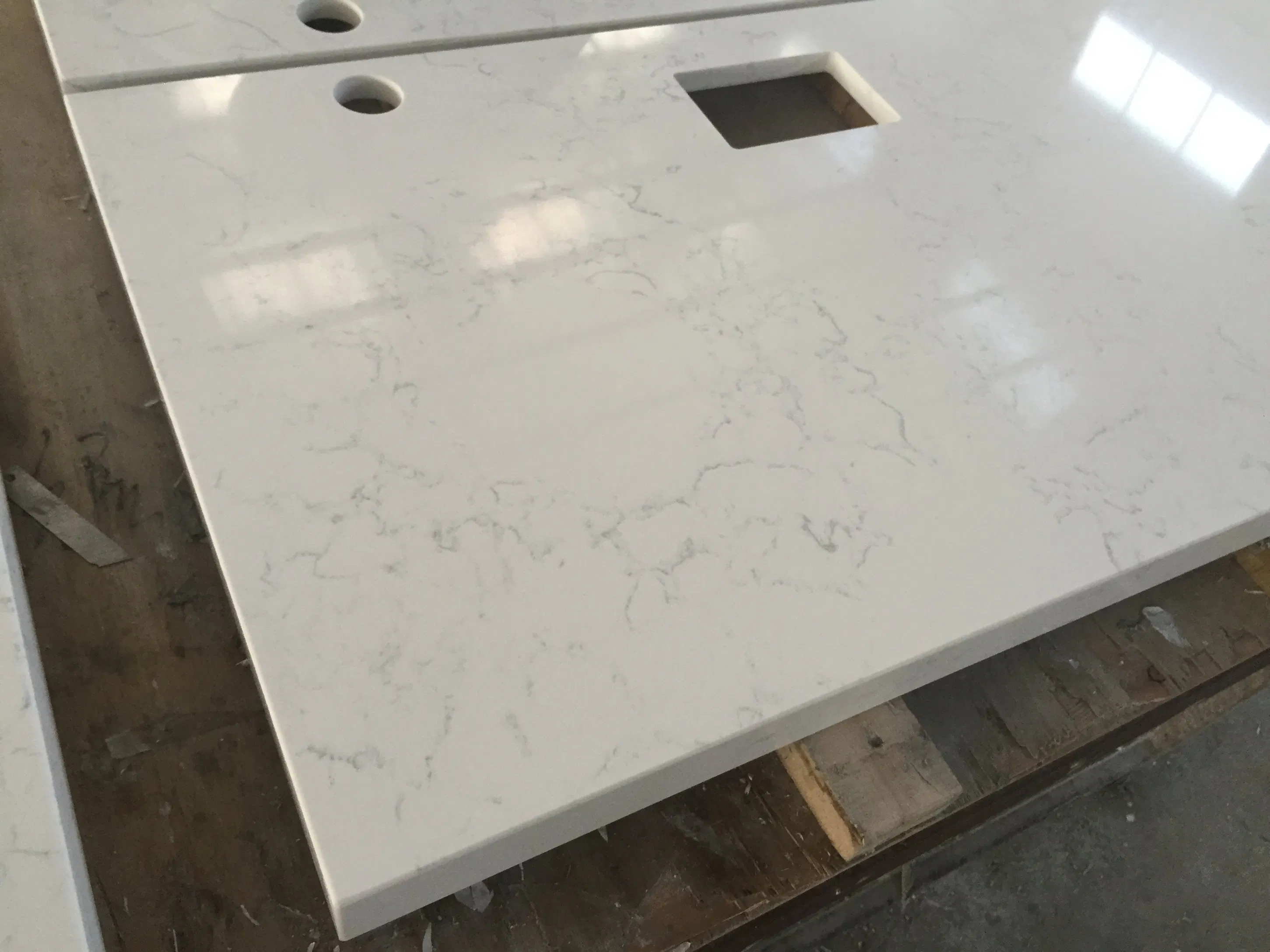 Luxury Carrara White Quartz Countertops with Polished Grains for Pure Color Hotel and Hospital Designs