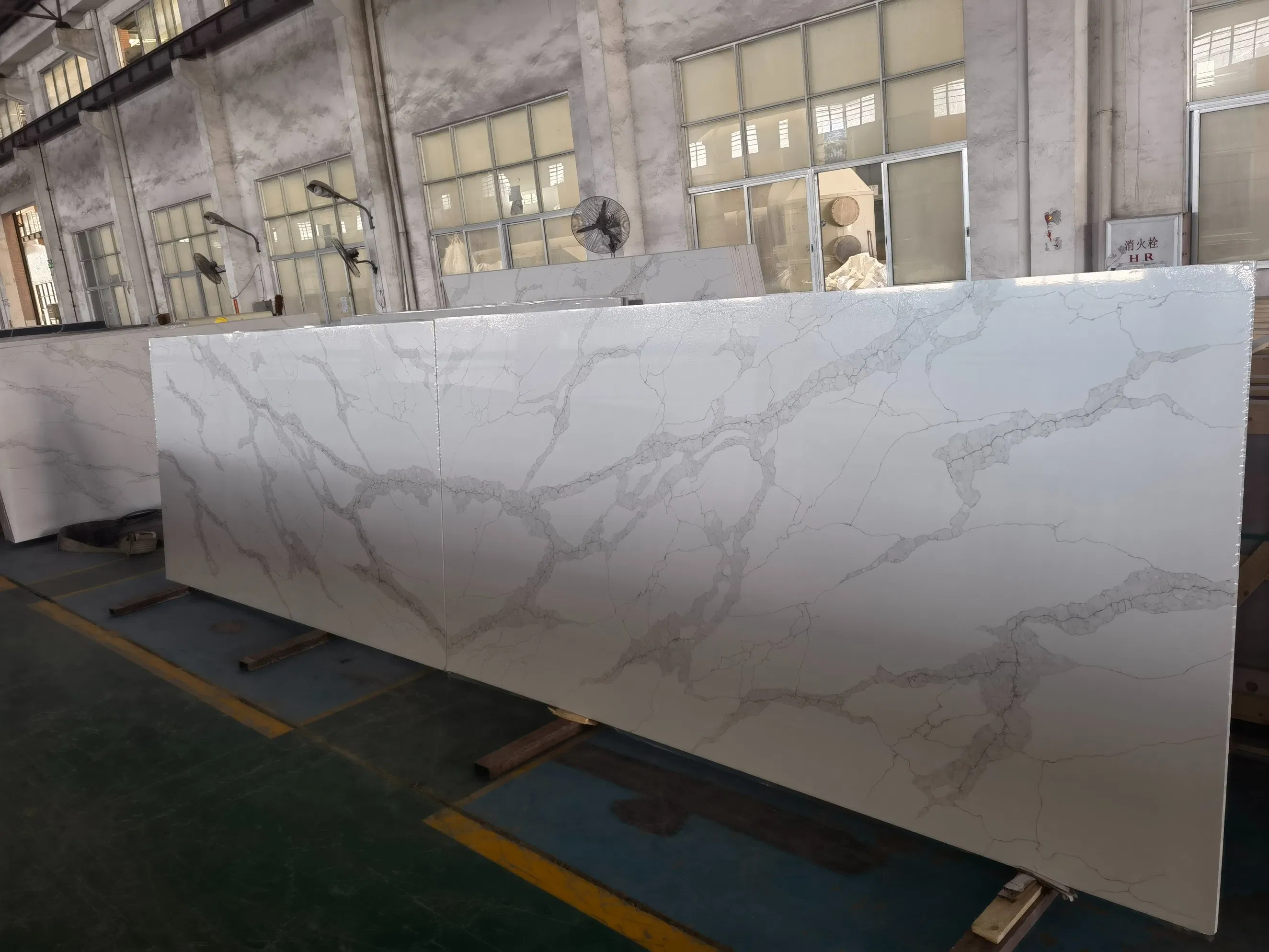 China 3200X1600mm Calacatta Quartz Slabs for Countertops/Islandtops/Bathroom Vanity/Wall Cladding/Floor Customized