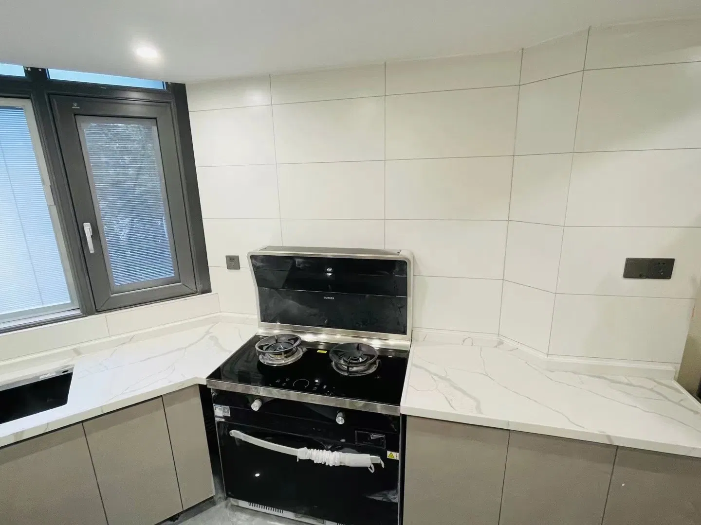 Calacatta White Artificial Quartz Stone Slabs for Home Decoration/Commercial Project