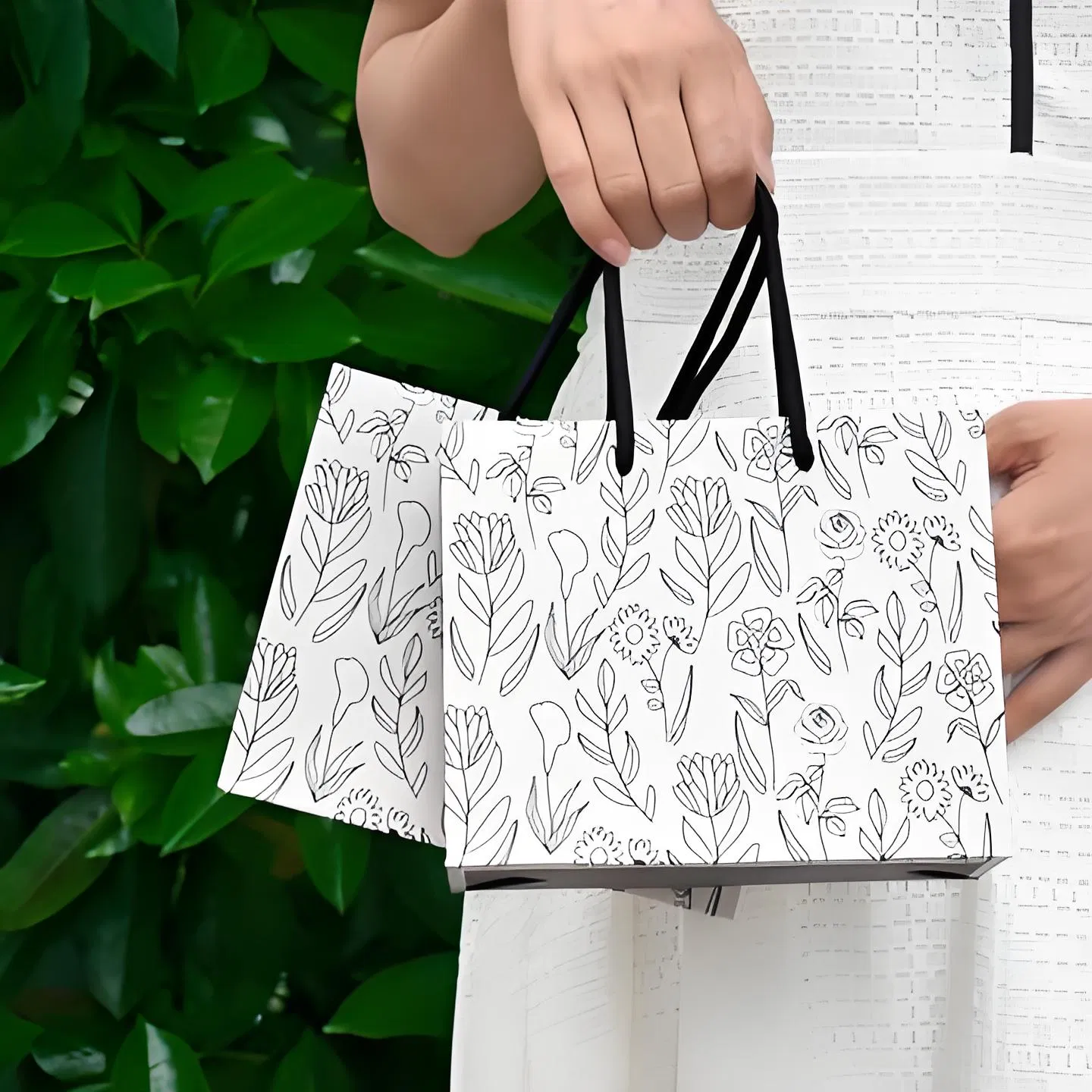 The New Listing Hand Length Handle Craft Paper Bag with Logo Shopping Bag Household Products Offset Printing Art Paper Accept