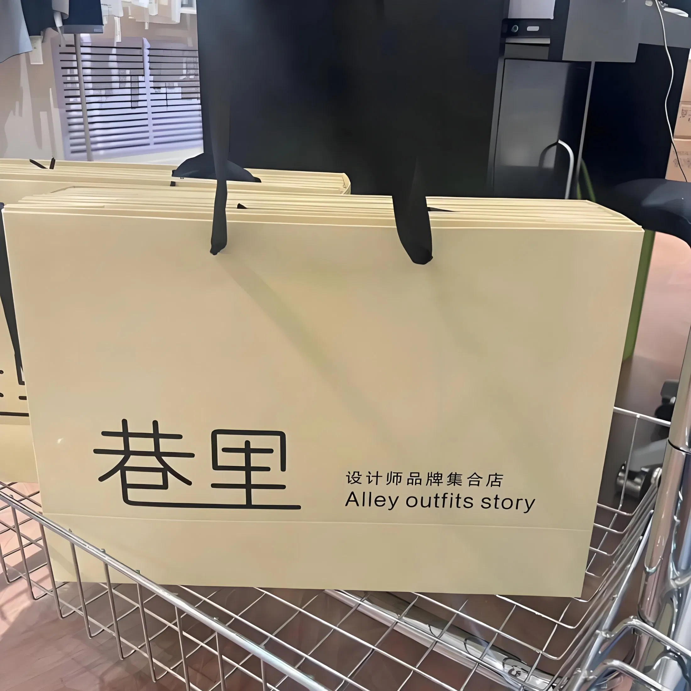 The New Listing Hand Length Handle Craft Paper Bag with Logo Shopping Bag Household Products Offset Printing Art Paper Accept