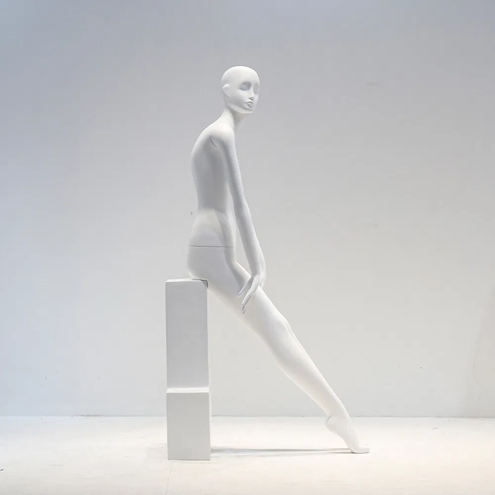 Factory Price Full Body Mannequin in Matt/Glossy White/Black with Realistic Face and Square Metal Base Made of PP/PE/ABS/Fiberglass for Female Clothing Display