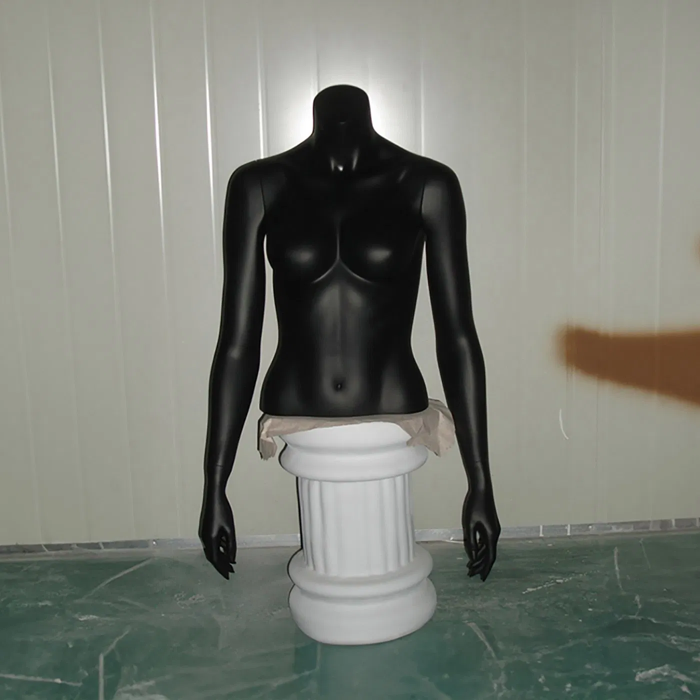 Authentic-Looking Fiberglass Unbreakable PP Plastic Mannequins to Attract Customers: Realistic Retail Display Mannequins, Durable Storefront Mannequins