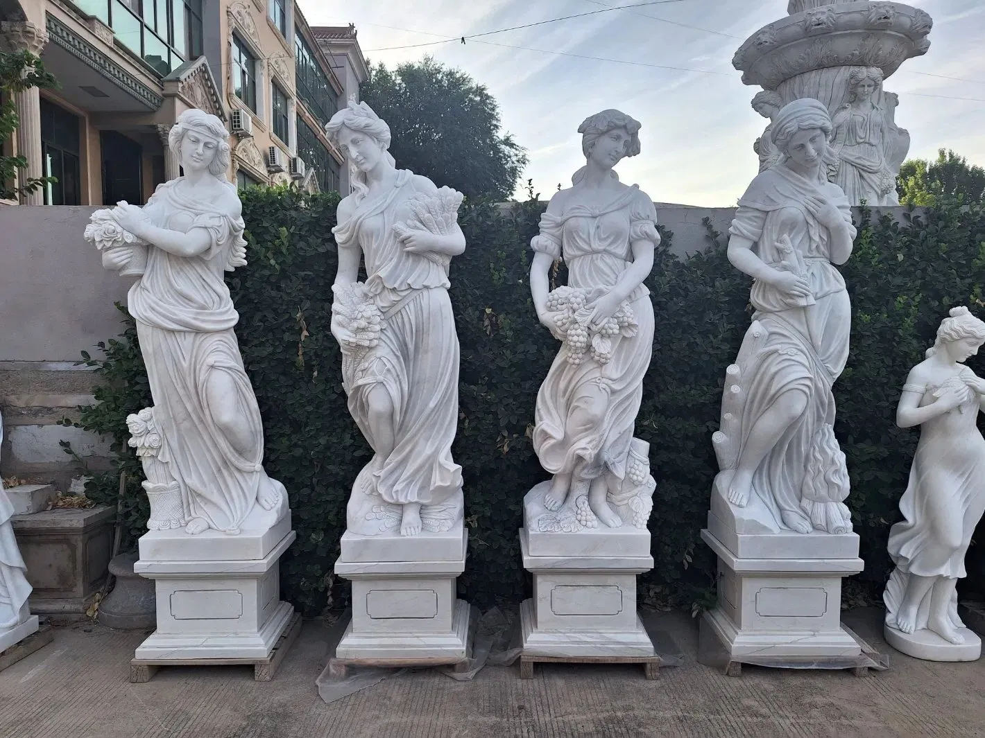 Elegant Modern Art Installation for Garden and Park Decor