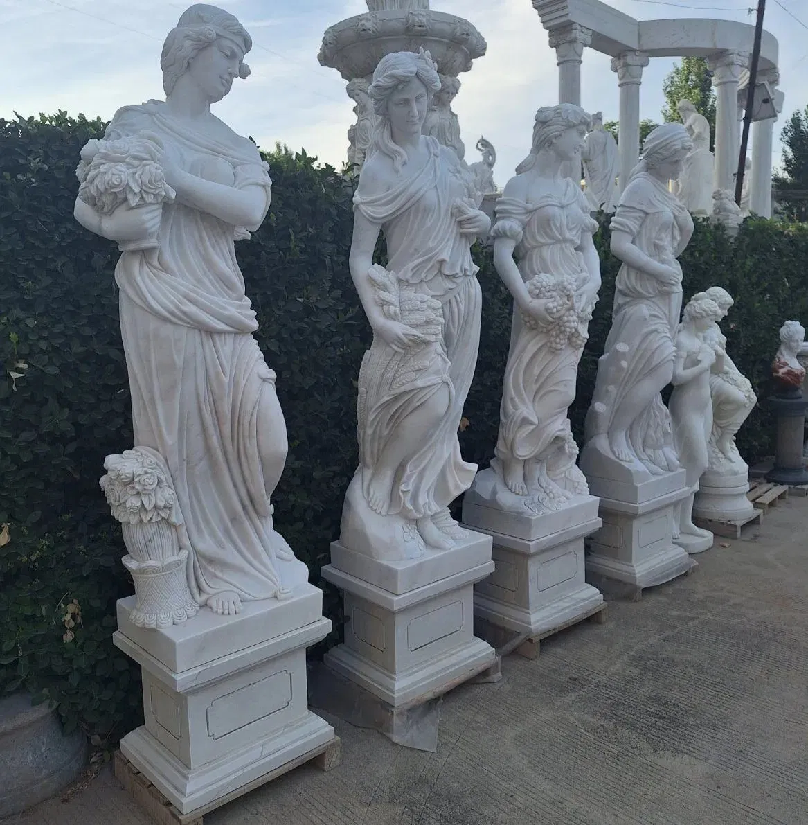 Elegant Modern Art Installation for Garden and Park Decor