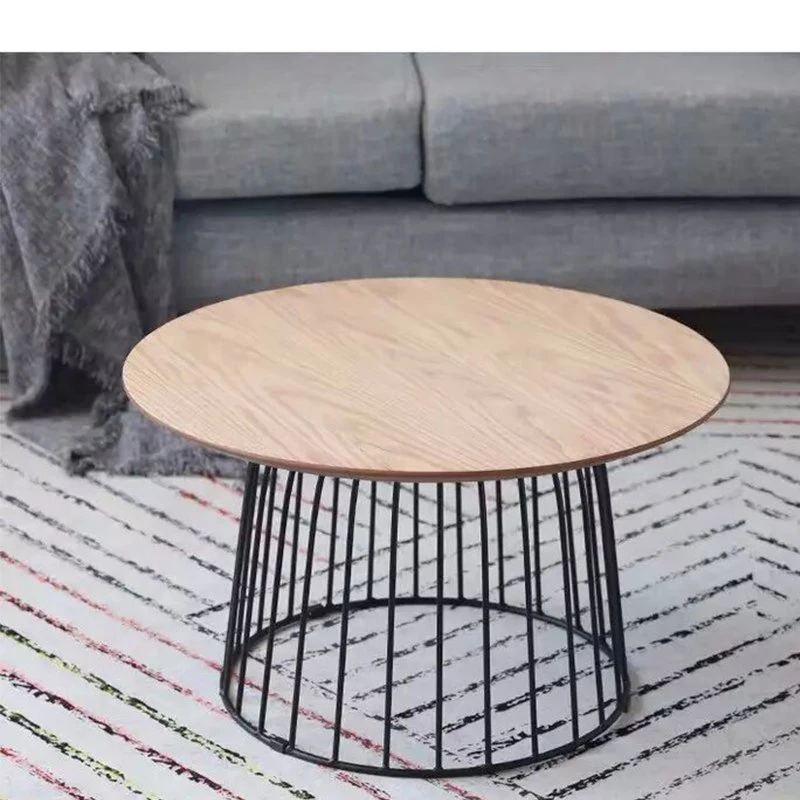 Mesa de canto lateral de café moderna com tampo de madeira e estrutura de metal