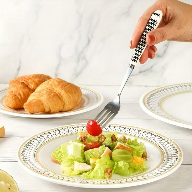 Use louças de qualquer cor no restaurante buffet do hotel