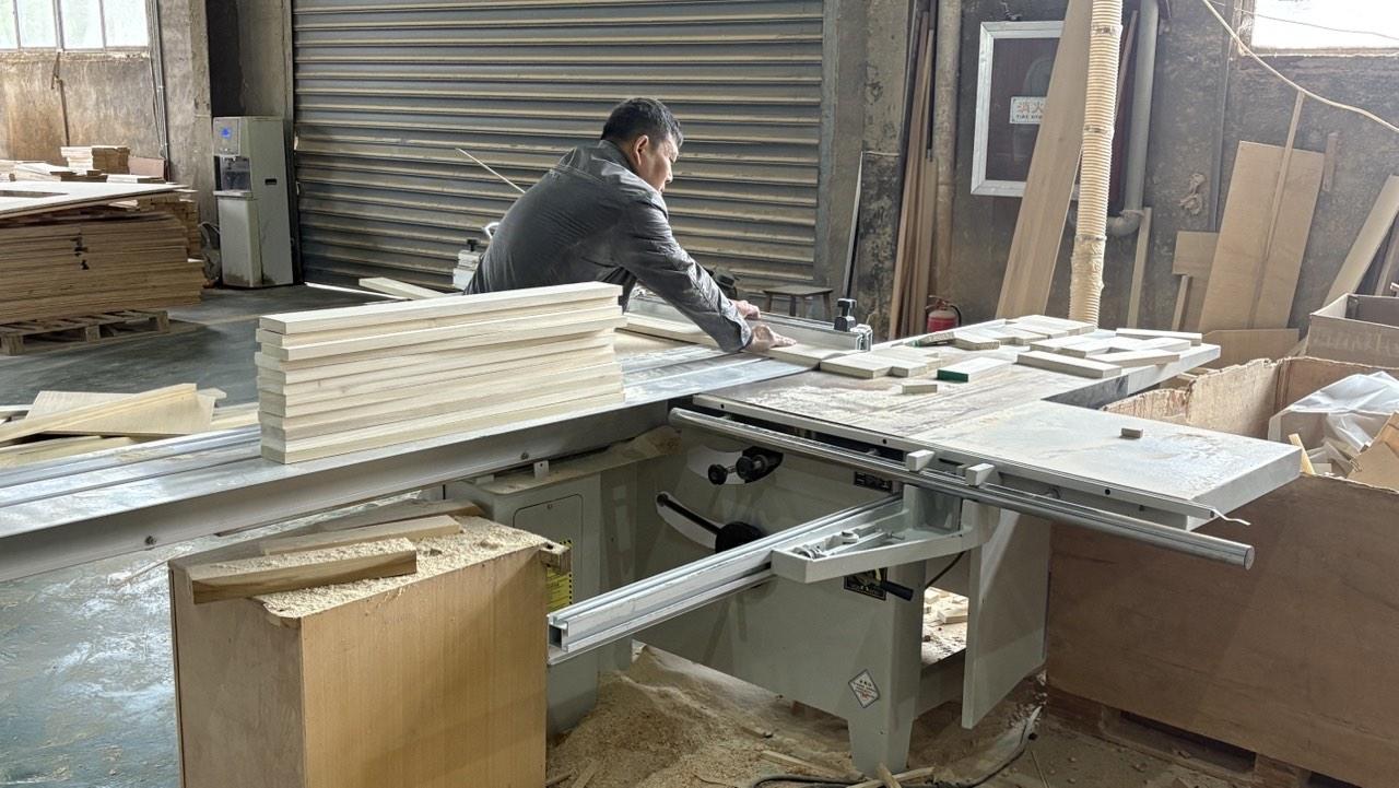 Processo de corte de bambu e madeira — Cutting na Trius Home