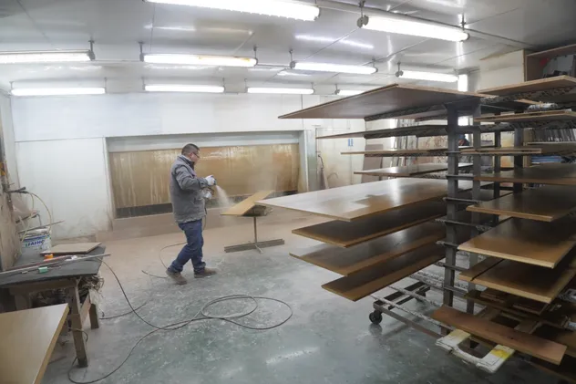 Aparador de TV Branco de Tamanho Pequeno com Portas de Vidro para Móveis de Apartamento