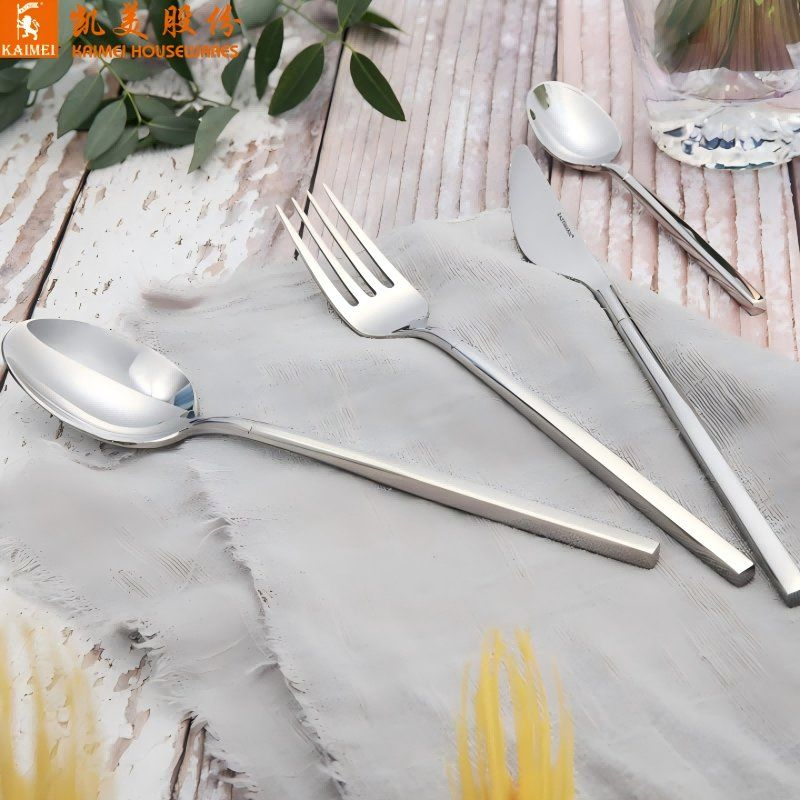 Conjunto de Talheres de Aço Inoxidável Moderno 18/10 com Acabamento Espelhado e Cabo Quadrado para Mesa