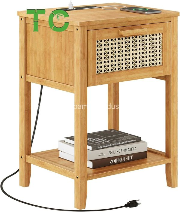 Novo Estilo de Criado-Mudo de Bambu com Estação de Carregamento, Mesa Lateral com Portas USB e Tomadas, Mesa de Cabeceira com Gaveta de Rattan