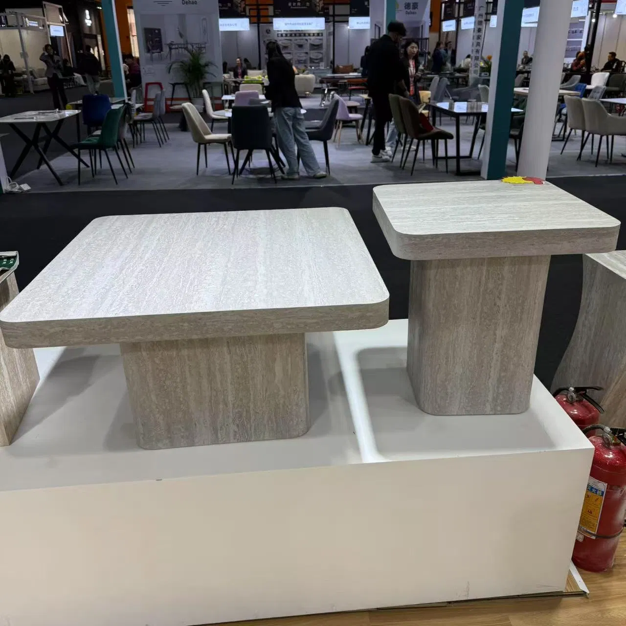 2026 Novo Design Popular Luxo Vendas Quentes Mesa de Jantar Moderna de Madeira de Noz com Base Onda para Sala de Estar Mesa de Café Mesa Lateral &amp; Mesa de Chá Cadeira de Jantar