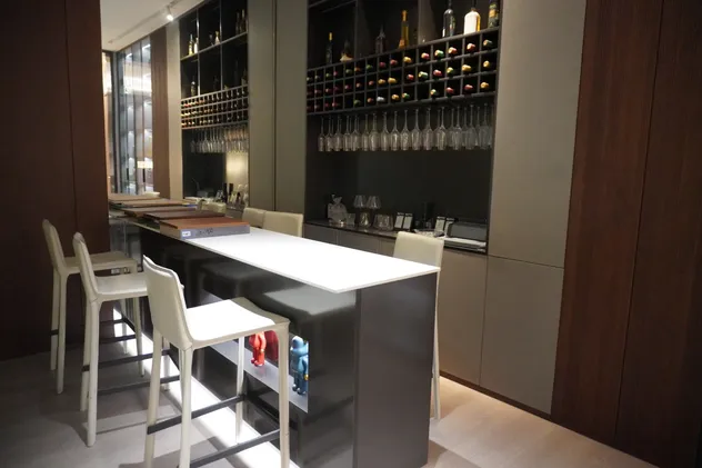 Aparador de TV Branco de Tamanho Pequeno com Portas de Vidro para Móveis de Apartamento