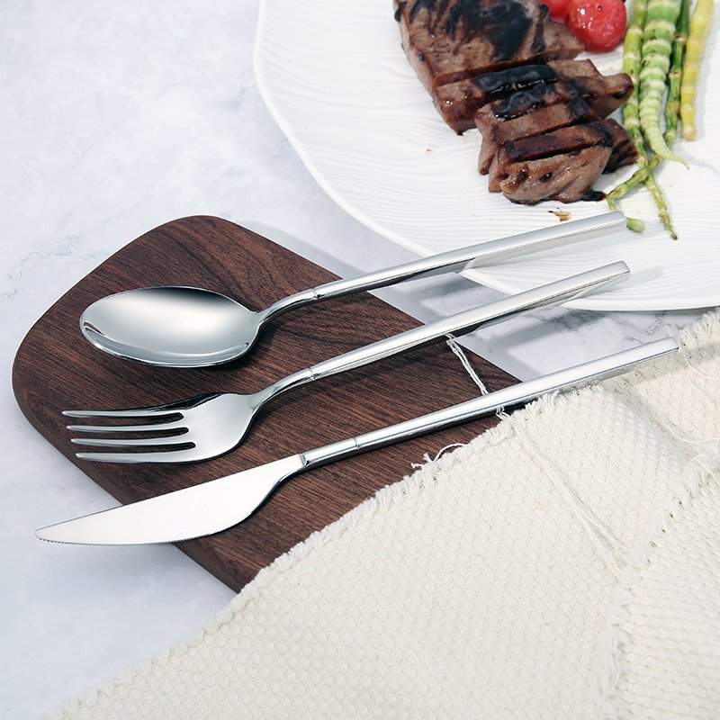 Conjunto de Talheres de Aço Inoxidável Moderno 18/10 com Acabamento Espelhado e Cabo Quadrado para Mesa