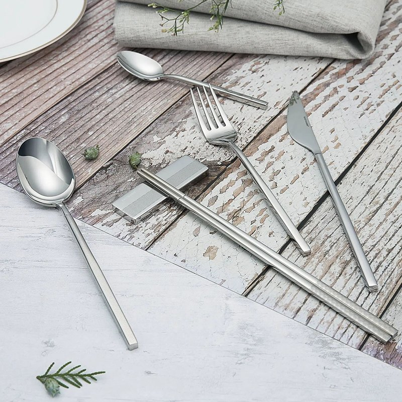 Conjunto de Talheres de Aço Inoxidável Moderno 18/10 com Acabamento Espelhado e Cabo Quadrado para Mesa