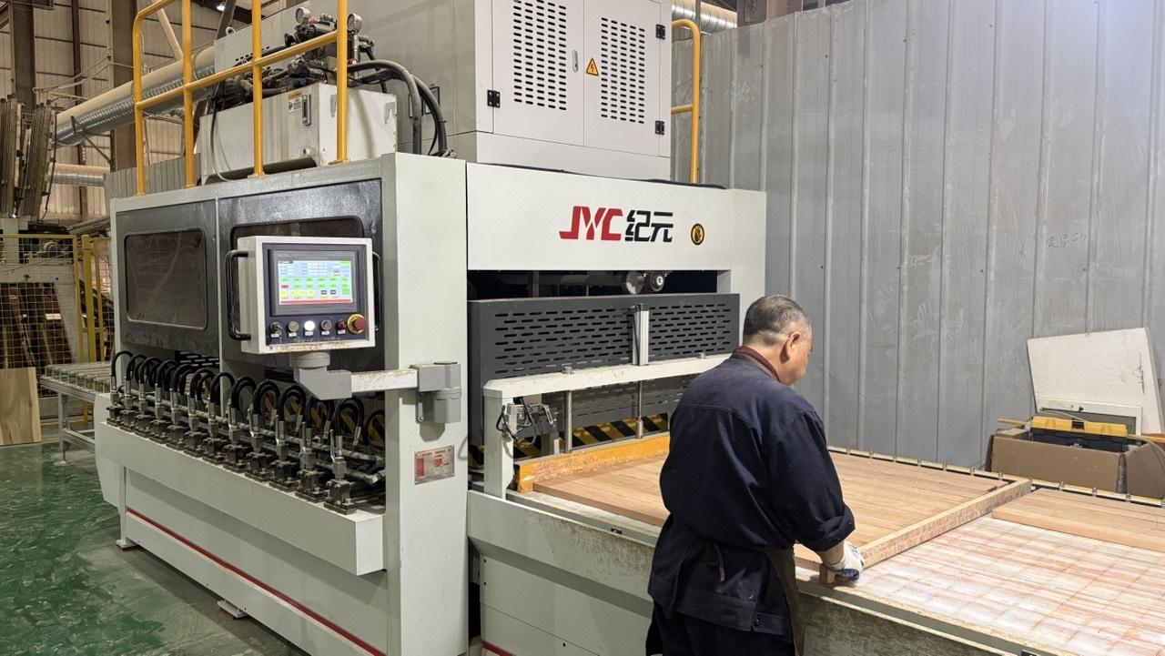 Processo de junção de madeira — Wood Jointing na fábrica Trius Home