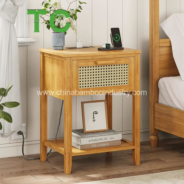 Novo Estilo de Criado-Mudo de Bambu com Estação de Carregamento, Mesa Lateral com Portas USB e Tomadas, Mesa de Cabeceira com Gaveta de Rattan