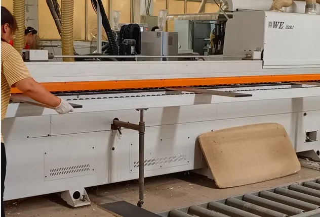 Linha de produção automatizada de móveis de madeira