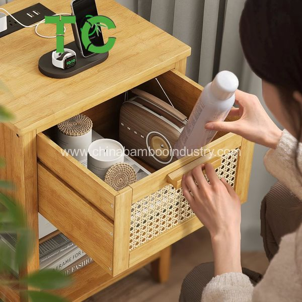 Novo Estilo de Criado-Mudo de Bambu com Estação de Carregamento, Mesa Lateral com Portas USB e Tomadas, Mesa de Cabeceira com Gaveta de Rattan