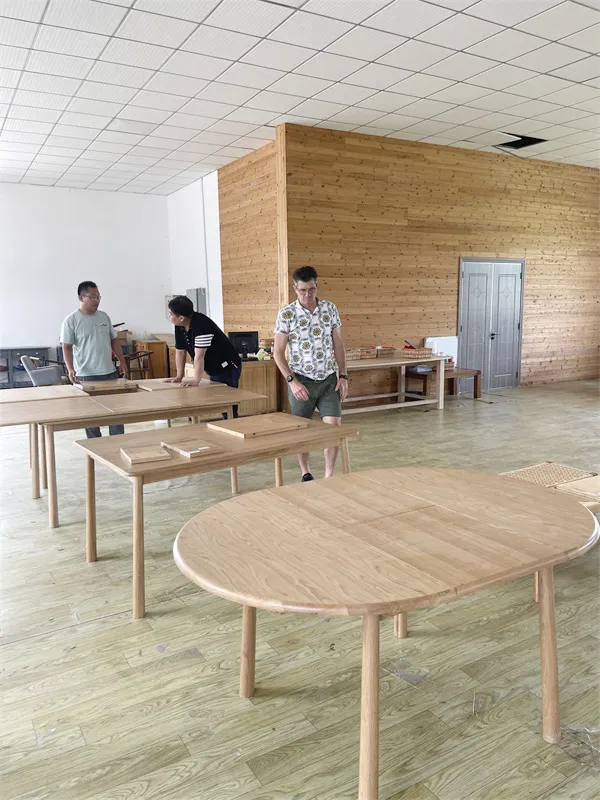 Mesa de Café Irregular em Madeira Preta com Folheado