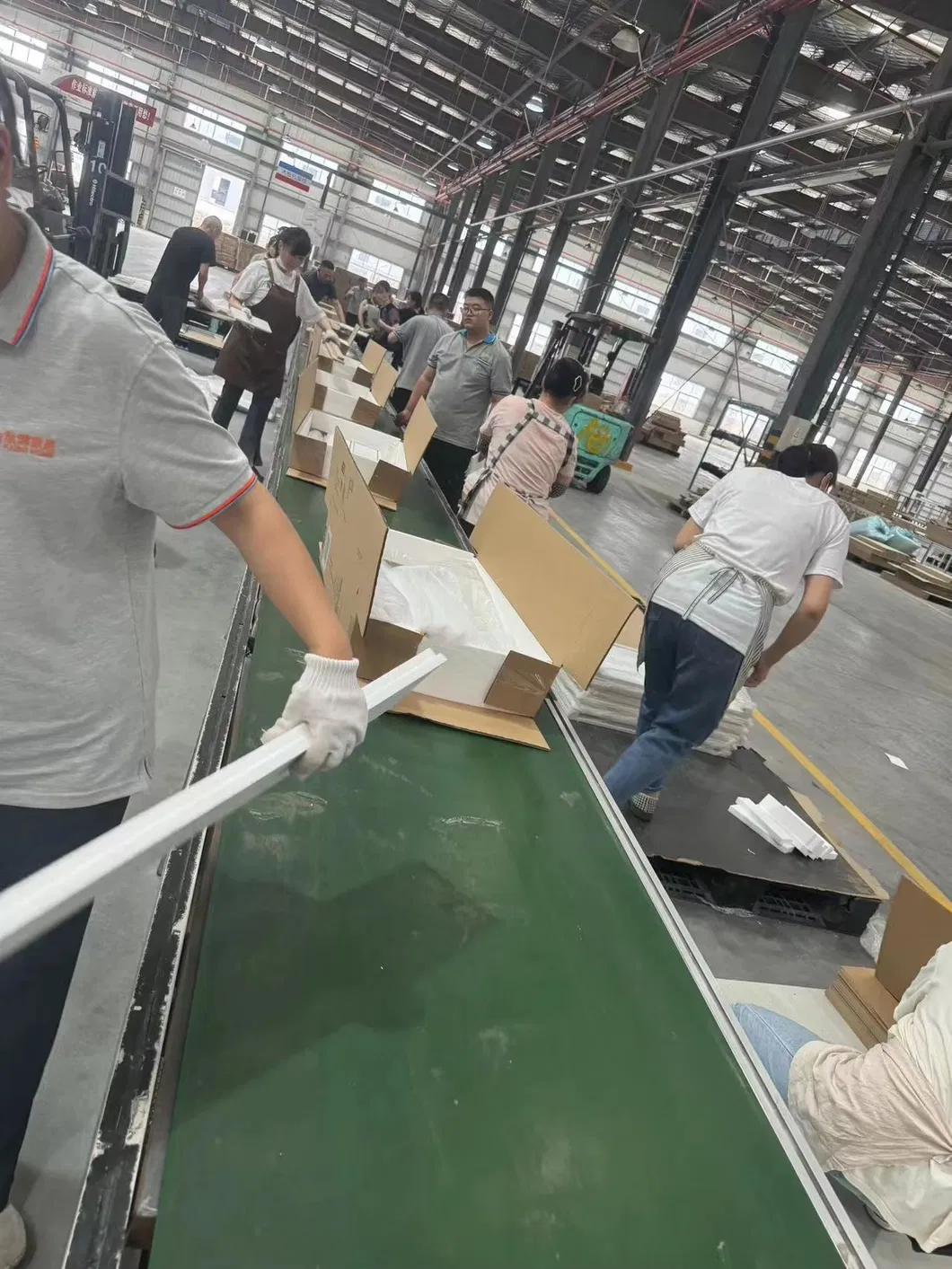 Mesa de Consola de Entrada Industrial Moderna com 2 Gavetas Aparência de Madeira Esculpida com Motivo Chevron em Metal