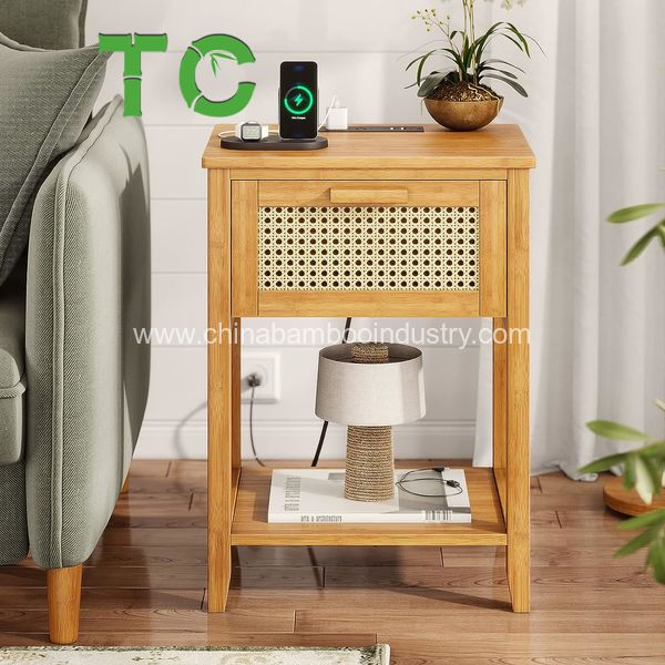 Novo Estilo de Criado-Mudo de Bambu com Estação de Carregamento, Mesa Lateral com Portas USB e Tomadas, Mesa de Cabeceira com Gaveta de Rattan