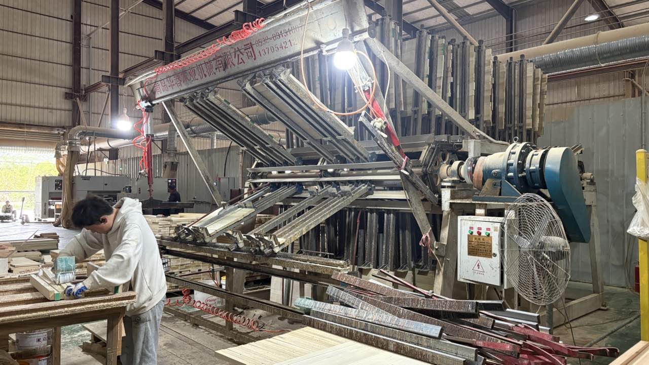 Processo de encaixe e jointing de bambu e madeira na Trius Home