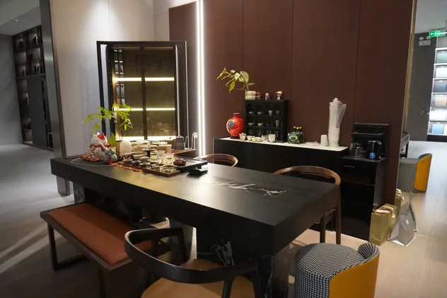 Aparador de TV Branco de Tamanho Pequeno com Portas de Vidro para Móveis de Apartamento