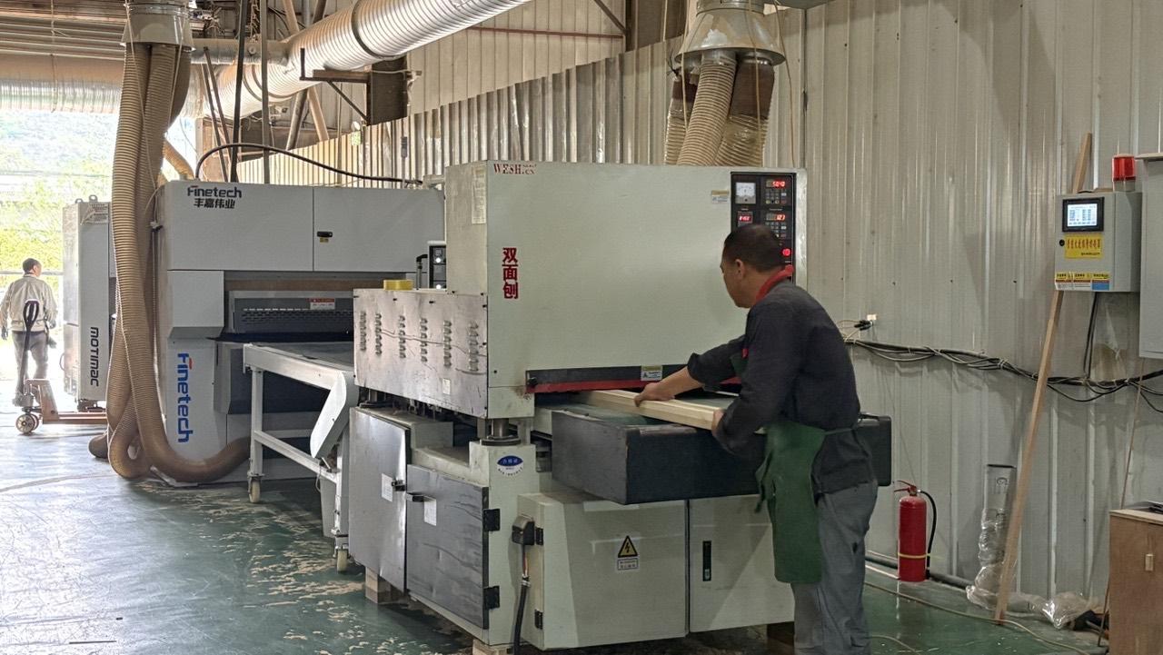 Processo de aplainamento de madeira — Planing na fábrica Trius Home