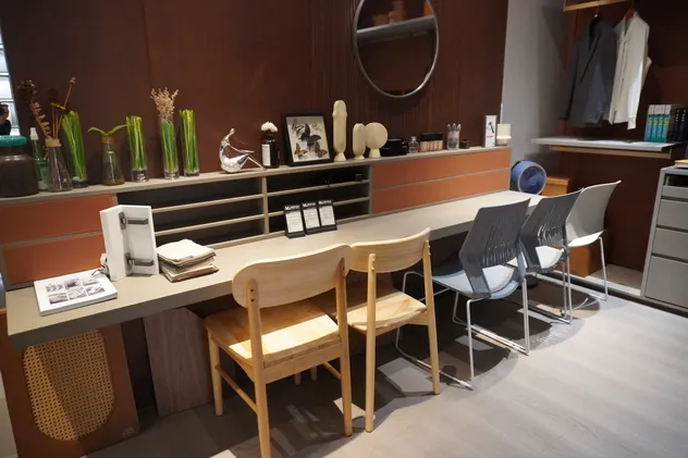 Aparador de TV Branco de Tamanho Pequeno com Portas de Vidro para Móveis de Apartamento