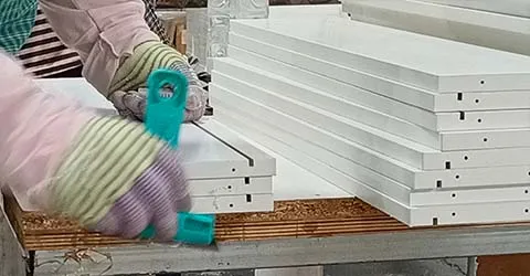 Equipe inspecionando painéis de madeira