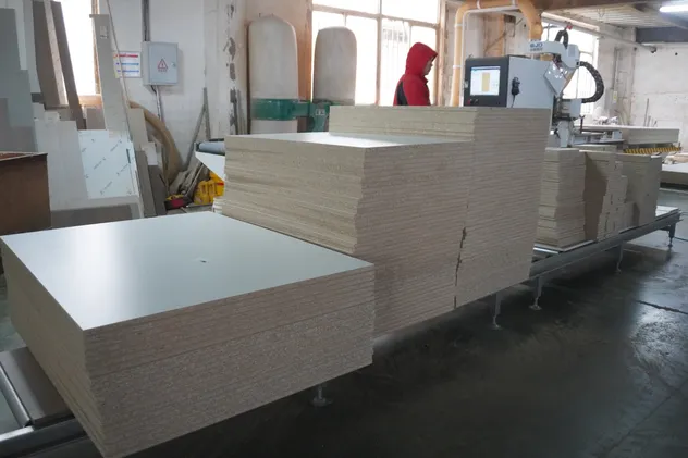 Aparador de TV Branco de Tamanho Pequeno com Portas de Vidro para Móveis de Apartamento