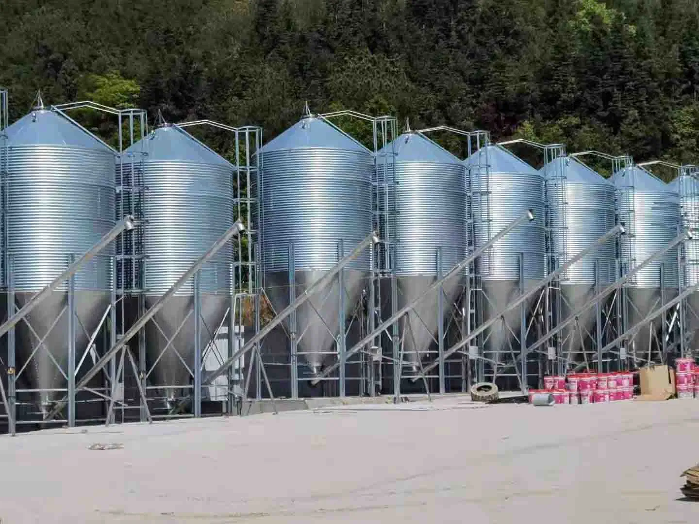 Granular Powder Material Temporary Storage Tank Discharges Materials Efficiently