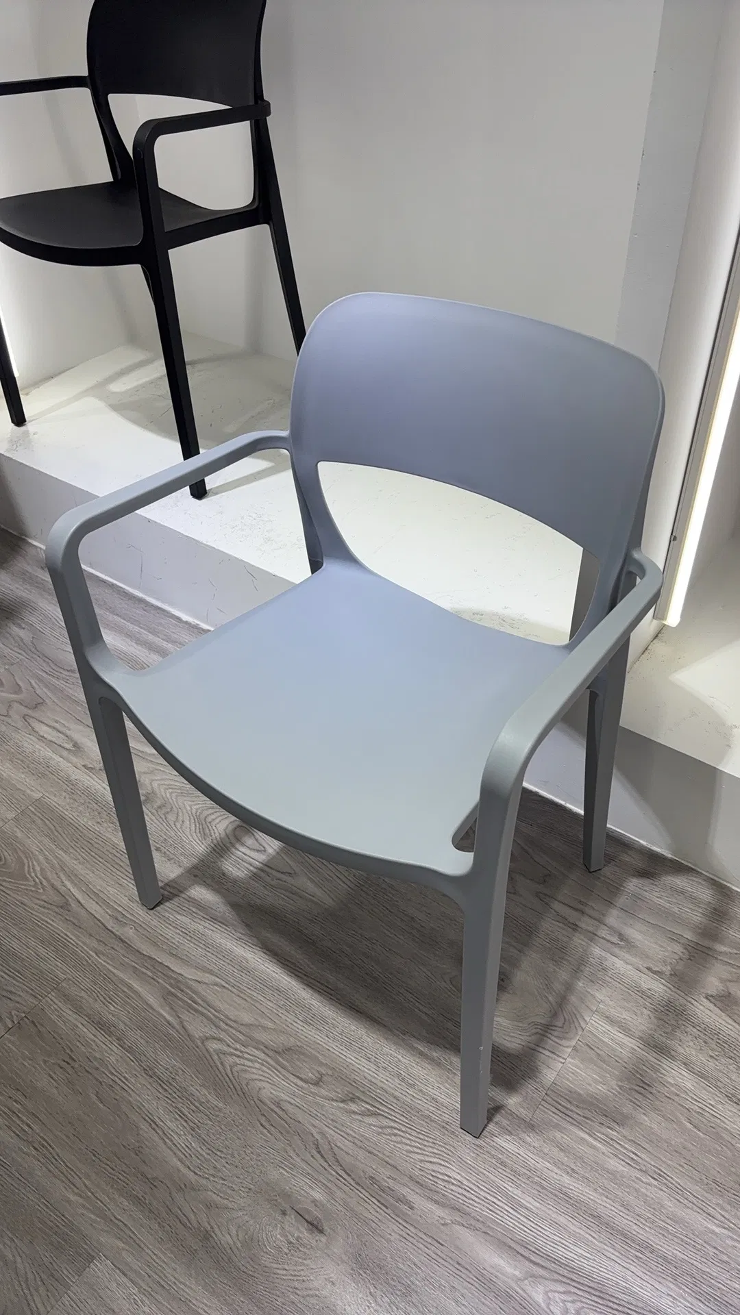 2025 Factory New Design Modern Plastic Cafe Armrest Chairs Unbreakable Outdoor Stackable Plastic Dining Chair