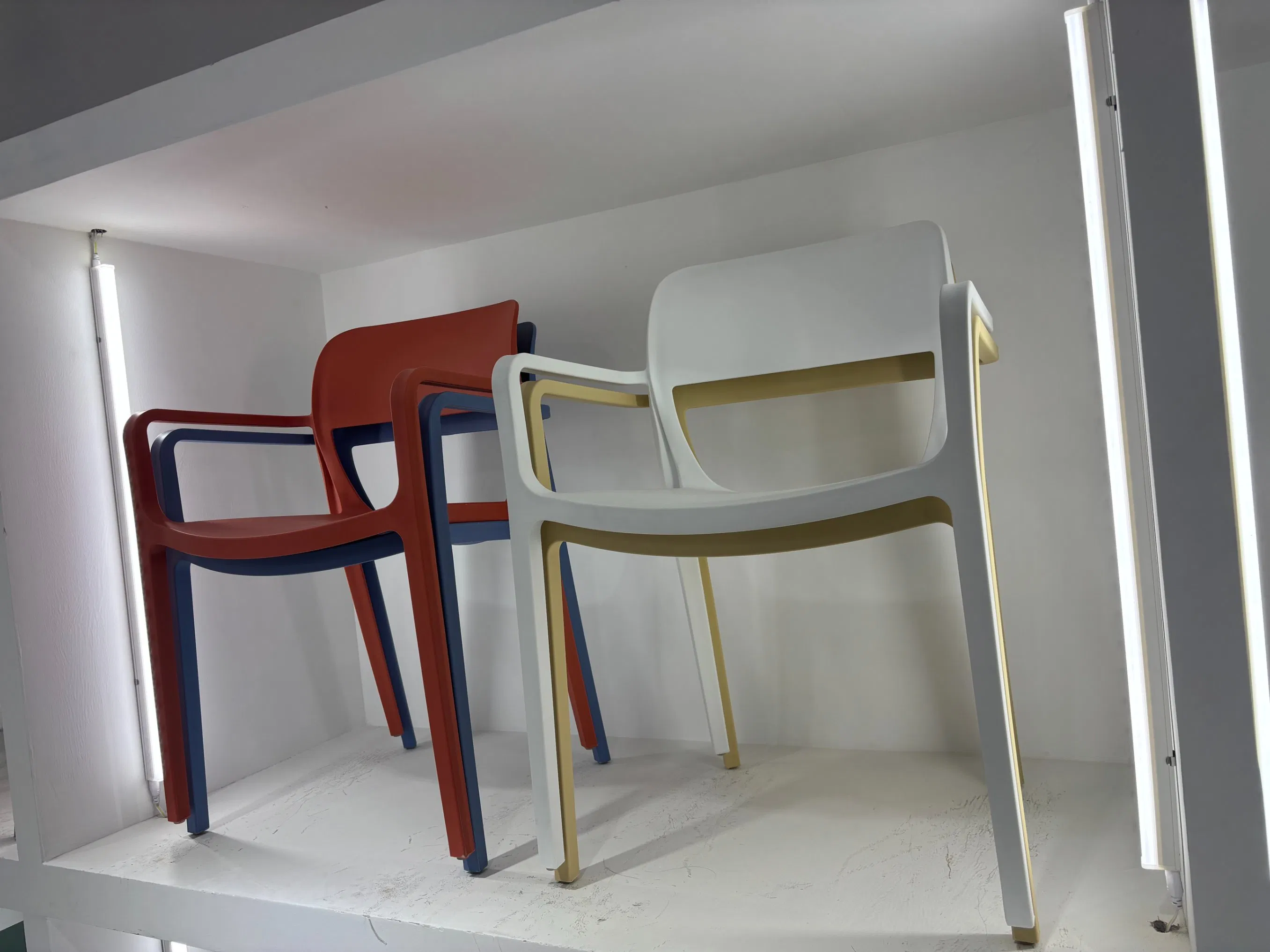 2025 Factory New Design Modern Plastic Cafe Armrest Chairs Unbreakable Outdoor Stackable Plastic Dining Chair